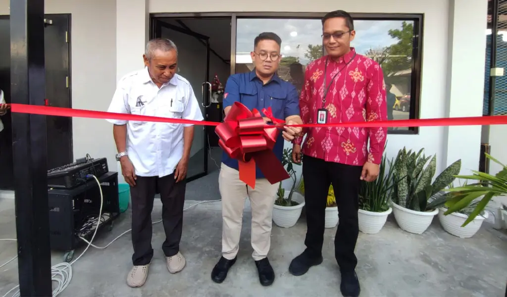 Kepala OJK Sulteng, Bonny Hardi Putra (tengah) menggunting pita menandai peresmian Prees Room OJK Sulteng di Palu, Kamis (18/12/2025). (©bmzIMAGES/Basri Marzuki)