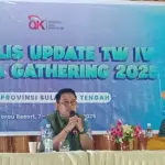 Kepala OJK Sulteng, Bonny Hardi Putra (kiri) pada Jurnalis Update di Poso, Senin (8/12/2025). (©Faizal)