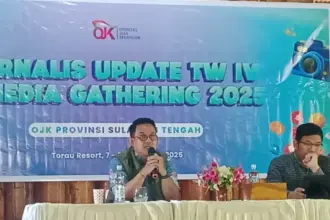 Kepala OJK Sulteng, Bonny Hardi Putra (kiri) pada Jurnalis Update di Poso, Senin (8/12/2025). (©Faizal)