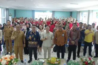 Foto bersama usai literasi dan edukasi keuangan bagi Pekerja Migran Indonesia (PMI) dan keluarga, Selasa (16/12/2025). (©OJK Sulteng)
