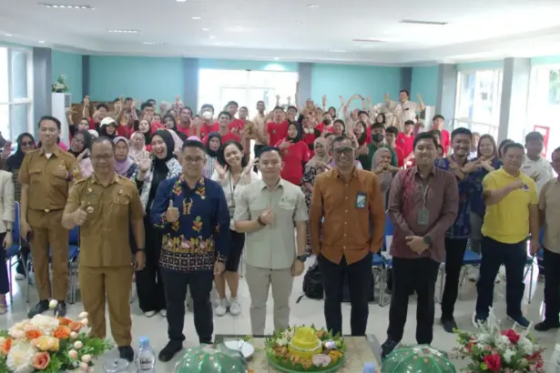 Foto bersama usai literasi dan edukasi keuangan bagi Pekerja Migran Indonesia (PMI) dan keluarga, Selasa (16/12/2025). (©OJK Sulteng)
