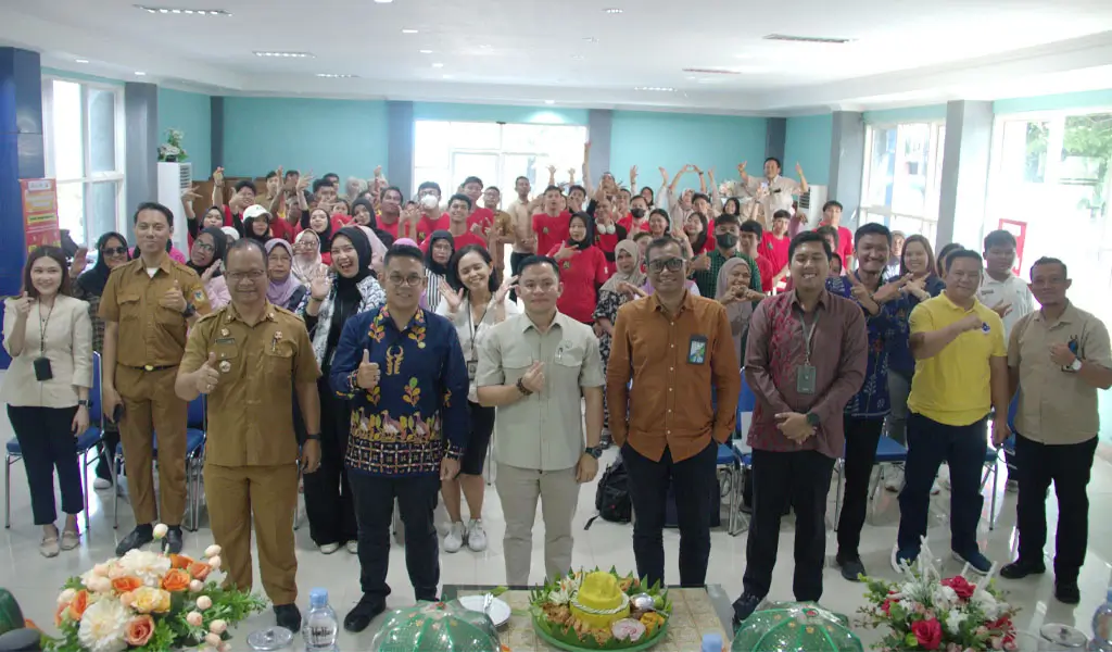 Foto bersama usai literasi dan edukasi keuangan bagi Pekerja Migran Indonesia (PMI) dan keluarga, Selasa (16/12/2025). (©OJK Sulteng)