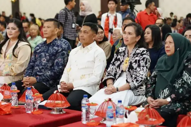 Panglima Kodam XIII/Palaka Wira, Mayjen TNI Jonathan Binsar Parluhutan Sianipar (tengah) pada Ibadah Natal di (GKST Jemaat Immanuel di Mary Glow Palu, Rabu (24/12/2025).. (©Pendam23)