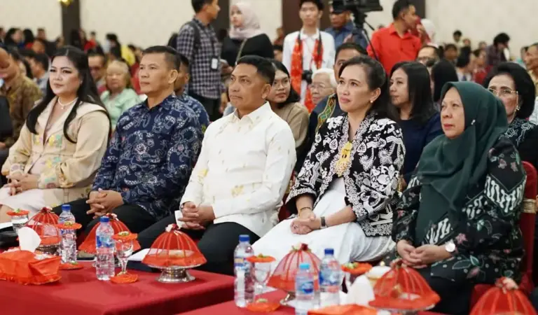Panglima Kodam XIII/Palaka Wira, Mayjen TNI Jonathan Binsar Parluhutan Sianipar (tengah) pada Ibadah Natal di (GKST Jemaat Immanuel di Mary Glow Palu, Rabu (24/12/2025).. (©Pendam23)