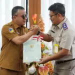 Kepala Kantor BPN Kota Palu, Susetyo Nugroho menyerahkan sertifikat aset milik Pemkot Palu kepada Wali Kota Palu, Hadianto Rasyid di ruang kerja Wali Kota Palu, Selasa (30/12/2025). (©Prokopim Setda Kota Palu/Jufri)