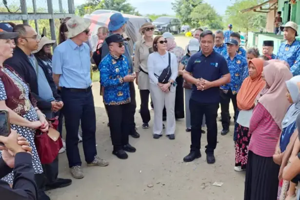 Wali KOta Hadianto bersama rombongan GIZ di TPA Kawatuna, Senin (1/12/2025). (©Prokopim Setda Kota Palu/Jufri)