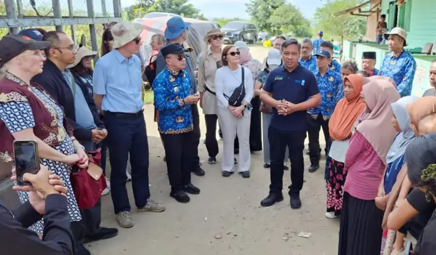 Wali KOta Hadianto bersama rombongan GIZ di TPA Kawatuna, Senin (1/12/2025). (©Prokopim Setda Kota Palu/Jufri)