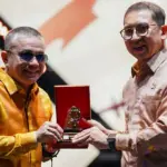 Wali Kota Palu Hadianto Rasyid (kiri) memberikan cinderamata kepada Menbud Fadli Zon usai Ethnic Music Night di palu, Selasa (30/12/2025). (©Prokopim Setda Kota Palu/Jufri)