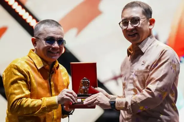 Wali Kota Palu Hadianto Rasyid (kiri) memberikan cinderamata kepada Menbud Fadli Zon usai Ethnic Music Night di palu, Selasa (30/12/2025). (©Prokopim Setda Kota Palu/Jufri)