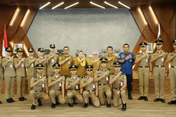 Wawali dan Sekot Irmayanti berfoto bersama para Praja IPDN saat kunjungan dalam rangka libur di Palu, Selasa (23/12/2025). (©Prokopim Setda Kota Palu/Imron)