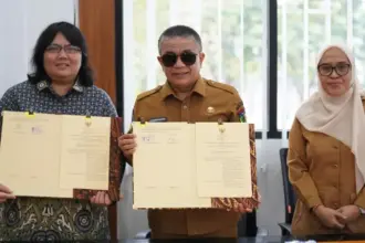 Wali Kota Palu Hadianto Rasyid (tengah) didampingi Sekkot Irmayanti (kanan) bersama Kepala BPJS Kesehatan Kota Palu, H.S. Rumondang Pakpahan, Selasa (30/12/2025). (©Prokopim Setda Kota Palu/Jufri)