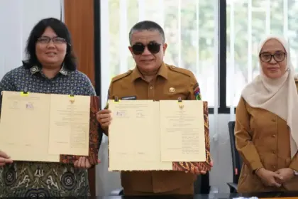 Wali Kota Palu Hadianto Rasyid (tengah) didampingi Sekkot Irmayanti (kanan) bersama Kepala BPJS Kesehatan Kota Palu, H.S. Rumondang Pakpahan, Selasa (30/12/2025). (©Prokopim Setda Kota Palu/Jufri)