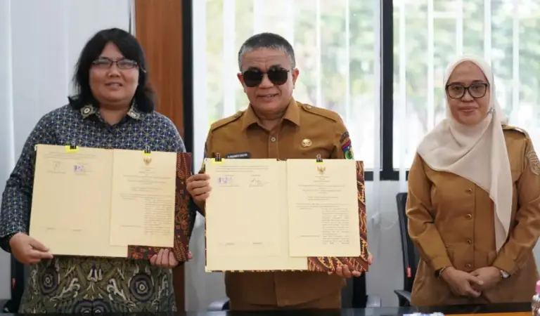 Wali Kota Palu Hadianto Rasyid (tengah) didampingi Sekkot Irmayanti (kanan) bersama Kepala BPJS Kesehatan Kota Palu, H.S. Rumondang Pakpahan, Selasa (30/12/2025). (©Prokopim Setda Kota Palu/Jufri)