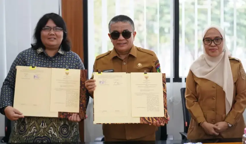Wali Kota Palu Hadianto Rasyid (tengah) didampingi Sekkot Irmayanti (kanan) bersama Kepala BPJS Kesehatan Kota Palu, H.S. Rumondang Pakpahan, Selasa (30/12/2025). (©Prokopim Setda Kota Palu/Jufri)