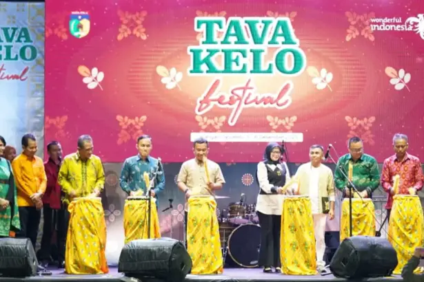 Pemukulan gimba menandai pembukaan Tava Kelo Fest 2025 di Lapangan Vatulemo, Jumat (5/12/2025) malam. (©Prokpim Setda Kota Palu/Jufri)