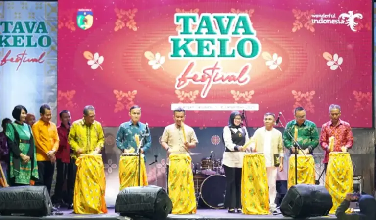 Pemukulan gimba menandai pembukaan Tava Kelo Fest 2025 di Lapangan Vatulemo, Jumat (5/12/2025) malam. (©Prokpim Setda Kota Palu/Jufri)