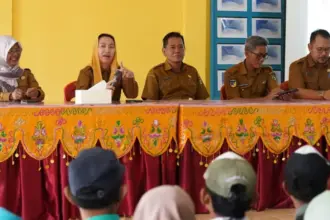 Wawali Imelda memberi pengantar pada pendataan keluarga di Palu Barat, Selasa (2/12/2025). (©Prokopim Setda Kota Palu/Jufri)