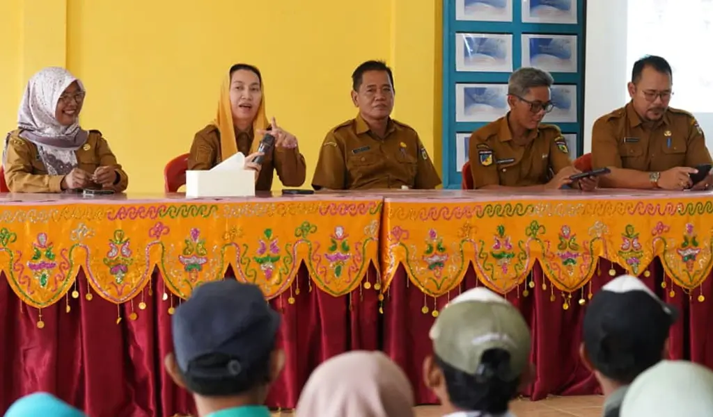 Wawali Imelda memberi pengantar pada pendataan keluarga di Palu Barat, Selasa (2/12/2025). (©Prokopim Setda Kota Palu/Jufri)