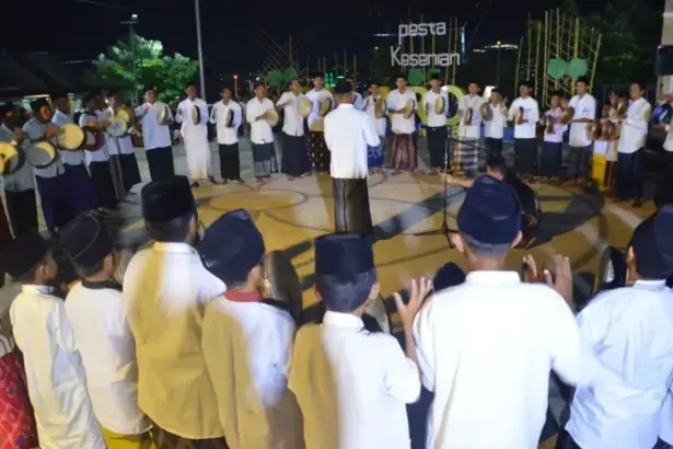 Atraksi rebana kolosal pada Pesta Kesenian Balaroa di Huntap Balaroa, Jumat (5/12/2025). (©Prokopim Setda Kota Palu/Imron)