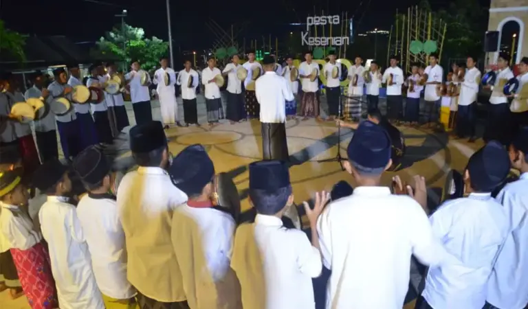 Atraksi rebana kolosal pada Pesta Kesenian Balaroa di Huntap Balaroa, Jumat (5/12/2025). (©Prokopim Setda Kota Palu/Imron)