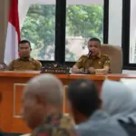 Wali Kota Palu Hadianto Rasyid (kedua kanan) pada rapat koordinasi pemanfaatan tanah hibah di Palu, Selasa (16/12/2025). (©Prokopim Setda Kota Palu/Jufri)