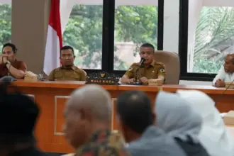 Wali Kota Palu Hadianto Rasyid (kedua kanan) pada rapat koordinasi pemanfaatan tanah hibah di Palu, Selasa (16/12/2025). (©Prokopim Setda Kota Palu/Jufri)