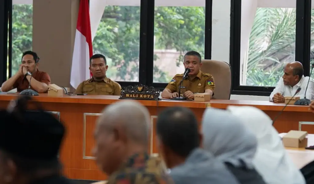 Wali Kota Palu Hadianto Rasyid (kedua kanan) pada rapat koordinasi pemanfaatan tanah hibah di Palu, Selasa (16/12/2025). (©Prokopim Setda Kota Palu/Jufri)