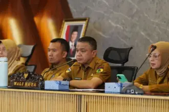 Wali Kota Palu Hadianto Rasyid (kedua kanan) pada pertemuan dengan para pelaku usaha di Palu, Selasa (16/12/2025). (©Prokopim Setda Kota Palu/Jufri)