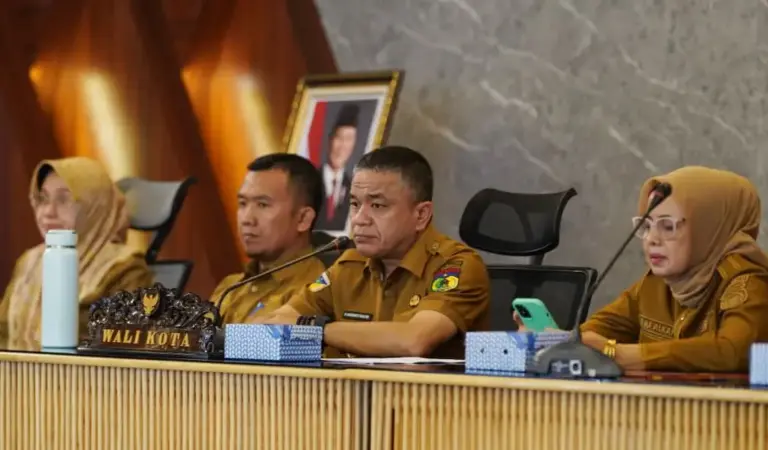 Wali Kota Palu Hadianto Rasyid (kedua kanan) pada pertemuan dengan para pelaku usaha di Palu, Selasa (16/12/2025). (©Prokopim Setda Kota Palu/Jufri)