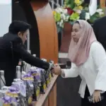 Wawali Palu Imelda Liliana Muhidin berjabat tangan usai mengikuti Rapat Paripurna dengan DPRD Kota Palu, Rabu (24/12/2025). (©Prokopim Setda Kota Palu/Jufri)