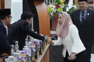 Wawali Palu Imelda Liliana Muhidin berjabat tangan usai mengikuti Rapat Paripurna dengan DPRD Kota Palu, Rabu (24/12/2025). (©Prokopim Setda Kota Palu/Jufri)