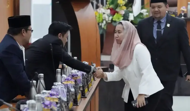 Wawali Palu Imelda Liliana Muhidin berjabat tangan usai mengikuti Rapat Paripurna dengan DPRD Kota Palu, Rabu (24/12/2025). (©Prokopim Setda Kota Palu/Jufri)