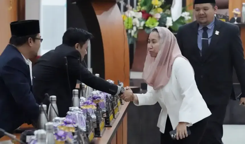 Wawali Palu Imelda Liliana Muhidin berjabat tangan usai mengikuti Rapat Paripurna dengan DPRD Kota Palu, Rabu (24/12/2025). (©Prokopim Setda Kota Palu/Jufri)