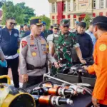 Kapolda Sulteng Irjen Pol Endi Sutendi memeriksa peralatan SAR pada gelar pasukan pengamanan jelang Nataru di Mapolda Sulteng, Jumat (19/12/2024). (©Humas Polda Sulteng)