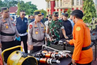 Kapolda Sulteng Irjen Pol Endi Sutendi memeriksa peralatan SAR pada gelar pasukan pengamanan jelang Nataru di Mapolda Sulteng, Jumat (19/12/2024). (©Humas Polda Sulteng)