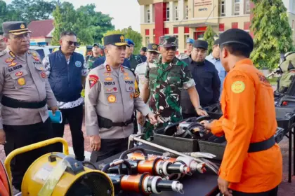 Kapolda Sulteng Irjen Pol Endi Sutendi memeriksa peralatan SAR pada gelar pasukan pengamanan jelang Nataru di Mapolda Sulteng, Jumat (19/12/2024). (©Humas Polda Sulteng)