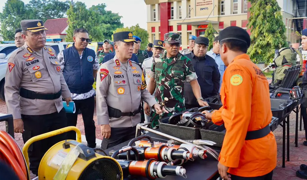 Kapolda Sulteng Irjen Pol Endi Sutendi memeriksa peralatan SAR pada gelar pasukan pengamanan jelang Nataru di Mapolda Sulteng, Jumat (19/12/2024). (©Humas Polda Sulteng)