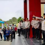 Kapolda Sulteng Irjen Endi Sutendi (kanan) melepas bantuan kemanusiaan untuk korban bencana Sumatera di Mapolda Sulteng, Kamis (4/12/2025). (©Humas Polda Sulteng)