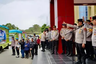 Kapolda Sulteng Irjen Endi Sutendi (kanan) melepas bantuan kemanusiaan untuk korban bencana Sumatera di Mapolda Sulteng, Kamis (4/12/2025). (©Humas Polda Sulteng)