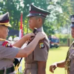 Kapolda Sulteng Irjen Pol Endi Sutendi (kiri) menyematkan tanda pangkat kepada peserta Diktuba yang dinyatakan lulus di SPN Panimba, Rabu 924/12/2025). (©Humas Polda Sulteng)