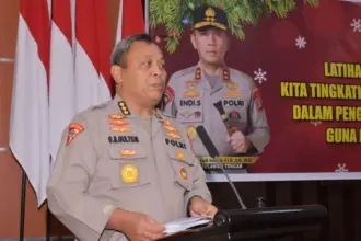 Karo Ops Kombes Pol Giuseppe Reinhard Gultom membacakan sambutan Kapolda Sulteng pada pembukaan (Latpraops Lilin Tinombala 2025 di Aula Rupatama Lantai II Mako Polda Sulteng, Rabu (17/12/2025). (©Humas Polda Sulteng)
