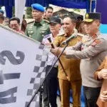 Gubernur Sulteng Anwar Hafid dan Kapolda Sulteng Irjen Pol Endi Sutendi melepas rombongan mudik gratsi dalam rangka Natal dan Tahun Baru di Palu, Senin (22/12/2025). (©Humas Polda Sulteng)