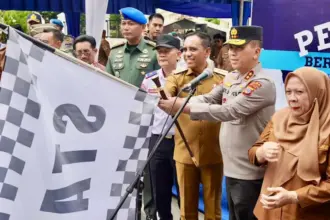 Gubernur Sulteng Anwar Hafid dan Kapolda Sulteng Irjen Pol Endi Sutendi melepas rombongan mudik gratsi dalam rangka Natal dan Tahun Baru di Palu, Senin (22/12/2025). (©Humas Polda Sulteng)