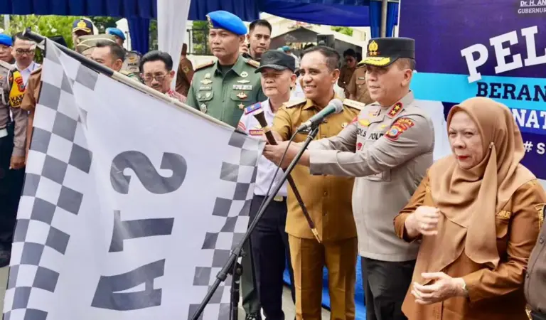 Gubernur Sulteng Anwar Hafid dan Kapolda Sulteng Irjen Pol Endi Sutendi melepas rombongan mudik gratsi dalam rangka Natal dan Tahun Baru di Palu, Senin (22/12/2025). (©Humas Polda Sulteng)