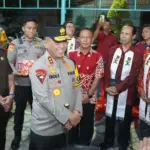 Kapolda Sulteng Irjen Pol Endi Sutendi berdialog dengan sejumlah jemaat saat meninjau pengamanan ibadah Natal di Palu, Rabu (24/12/2025) malam. (©Humas Podla Sulteng)