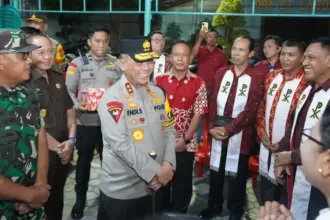 Kapolda Sulteng Irjen Pol Endi Sutendi berdialog dengan sejumlah jemaat saat meninjau pengamanan ibadah Natal di Palu, Rabu (24/12/2025) malam. (©Humas Podla Sulteng)
