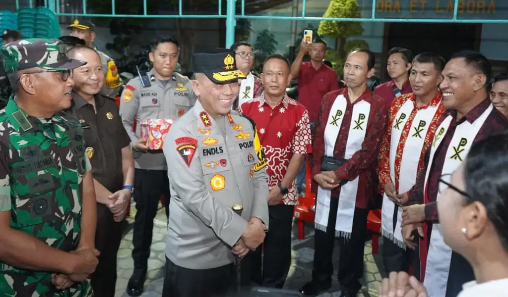 Kapolda Sulteng Irjen Pol Endi Sutendi berdialog dengan sejumlah jemaat saat meninjau pengamanan ibadah Natal di Palu, Rabu (24/12/2025) malam. (©Humas Podla Sulteng)