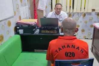 Kakek terduga pelaku cabul diperiksa di Mapolres Banggai, Senin (15/12/2025). (©Humas Polres Banggai)