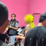 Petugas di rumah kos mengamankan dua terduga pelaku pidana asusila di Banggai, Jumat (26/12/2025). (©Humas Polres Banggai)