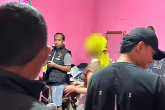 Petugas di rumah kos mengamankan dua terduga pelaku pidana asusila di Banggai, Jumat (26/12/2025). (©Humas Polres Banggai)